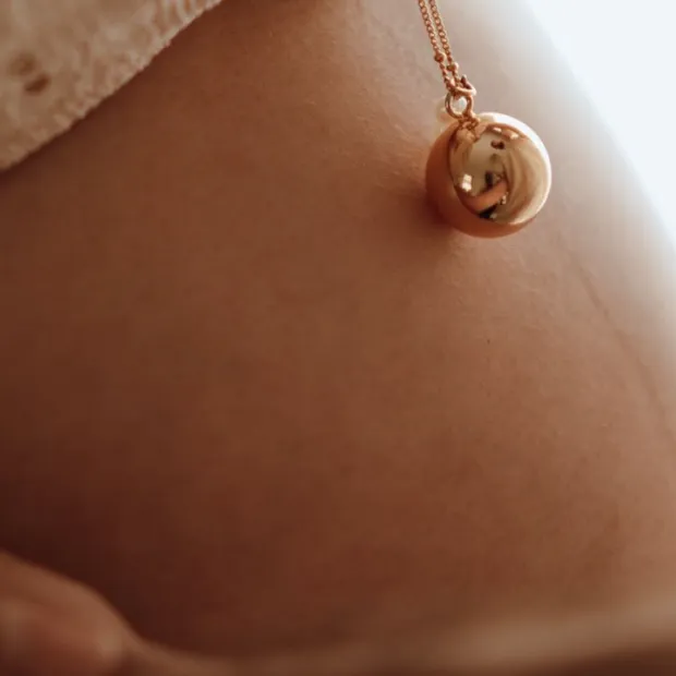 Détail d'un ventre arrondi et bola de grossesse