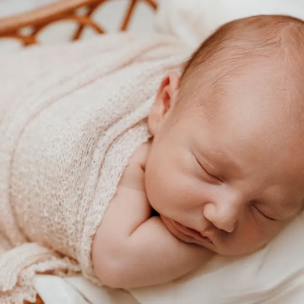 Bébé endormi dans une couverture crème