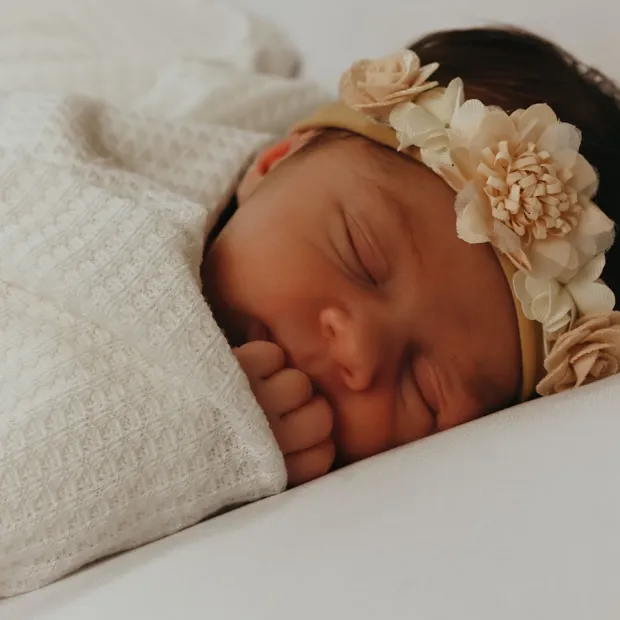 Bébé endormi, couronne de fleurs séchées